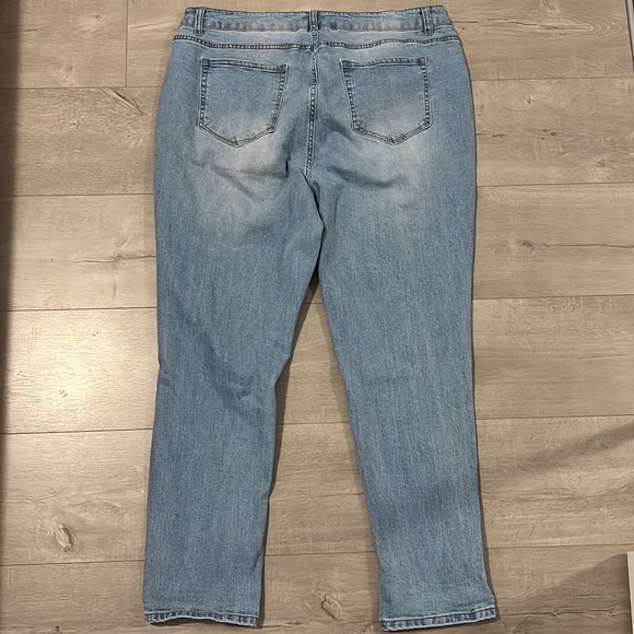 Light wash ripped jeans - Picture 2 of 5